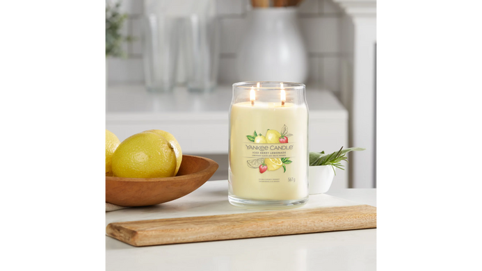 Ароматична свічка Iced Berry Lemonade Large Yankee Candle