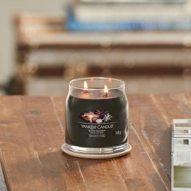 Ароматична свічка Black Coconut Medium Yankee Candle