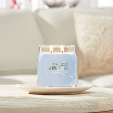 Ароматична свічка A Calm & Quiet Place Medium Yankee Candle