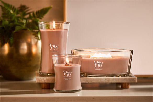 Ароматична свічка з какао та копченим кашеміром Woodwick Ellipse Patchouli Cr&egrave;me 453 г